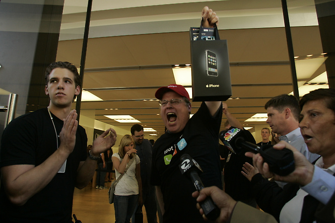 Второй покупатель оригинального iPhone (первым был его 13-летный сын) в магазине Apple в Пало-Альто, 29 июня 2007 года