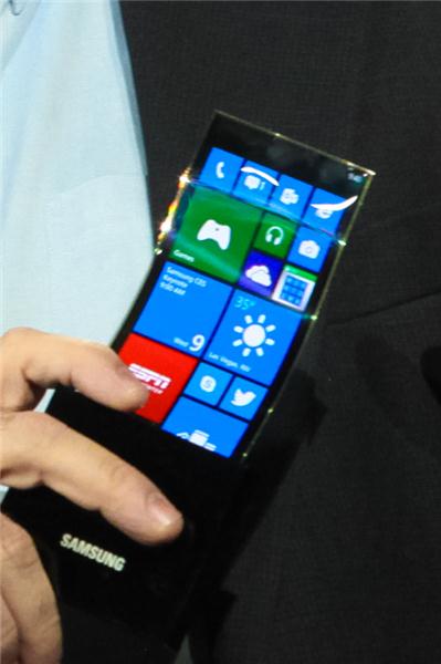Samsung показала смартфон с гибким дисплеем