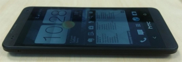 HTC One mini сбоку