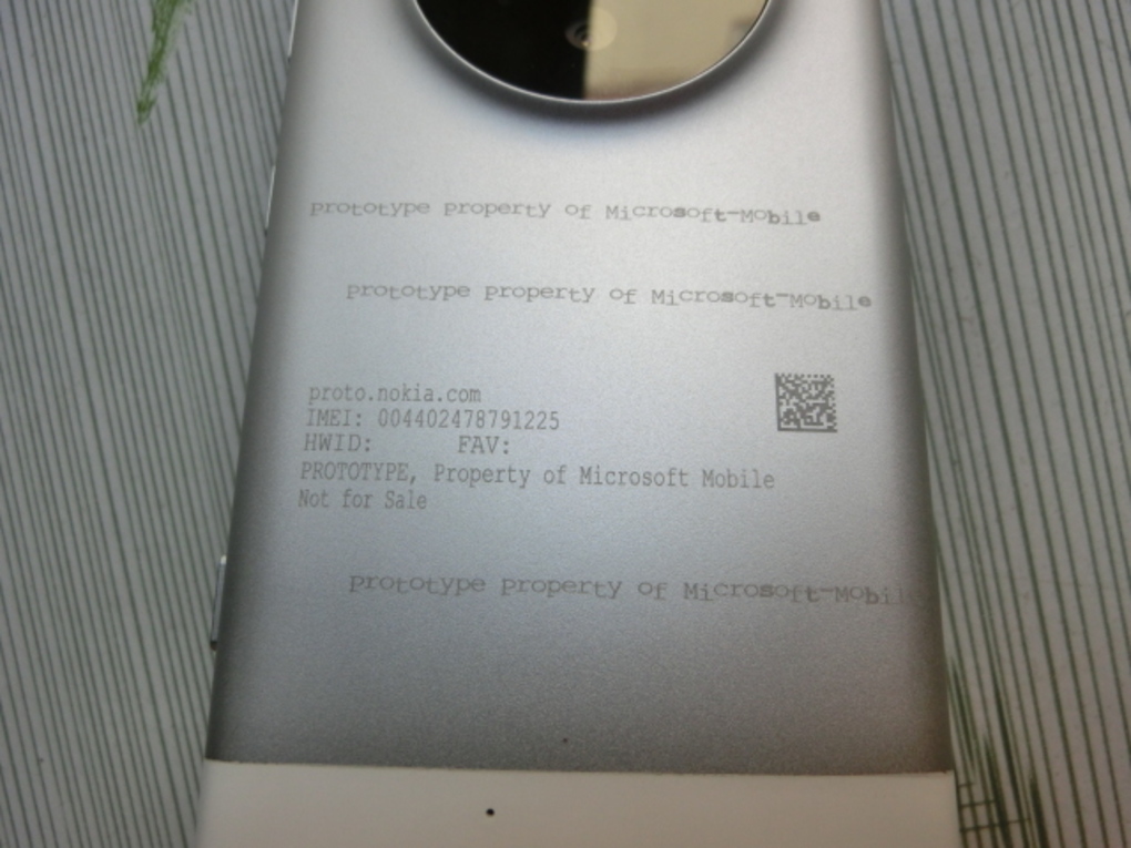 Задняя часть Nokia RM-1052 в макросъёмке