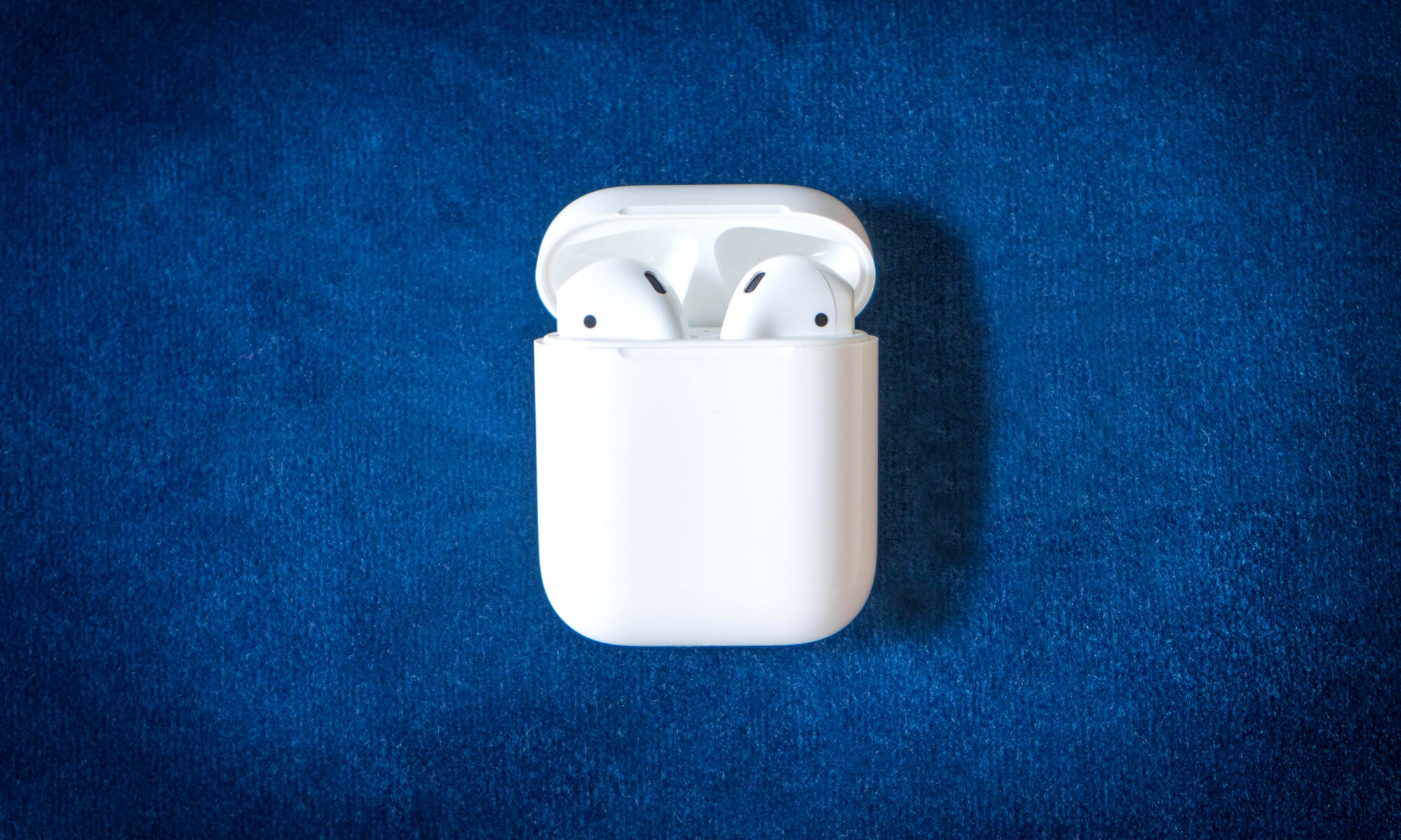 Наушники Apple AirPods 2 и футляр для зарядки появились на фото