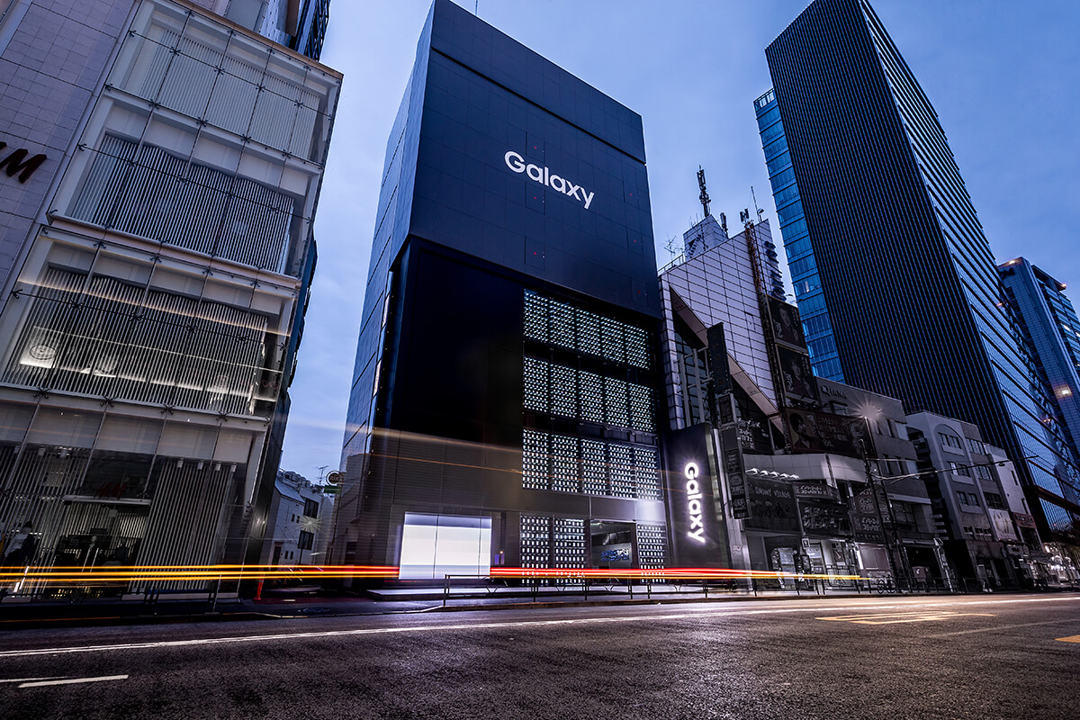 Крупнейший магазин Samsung освещают смартфоны Galaxy