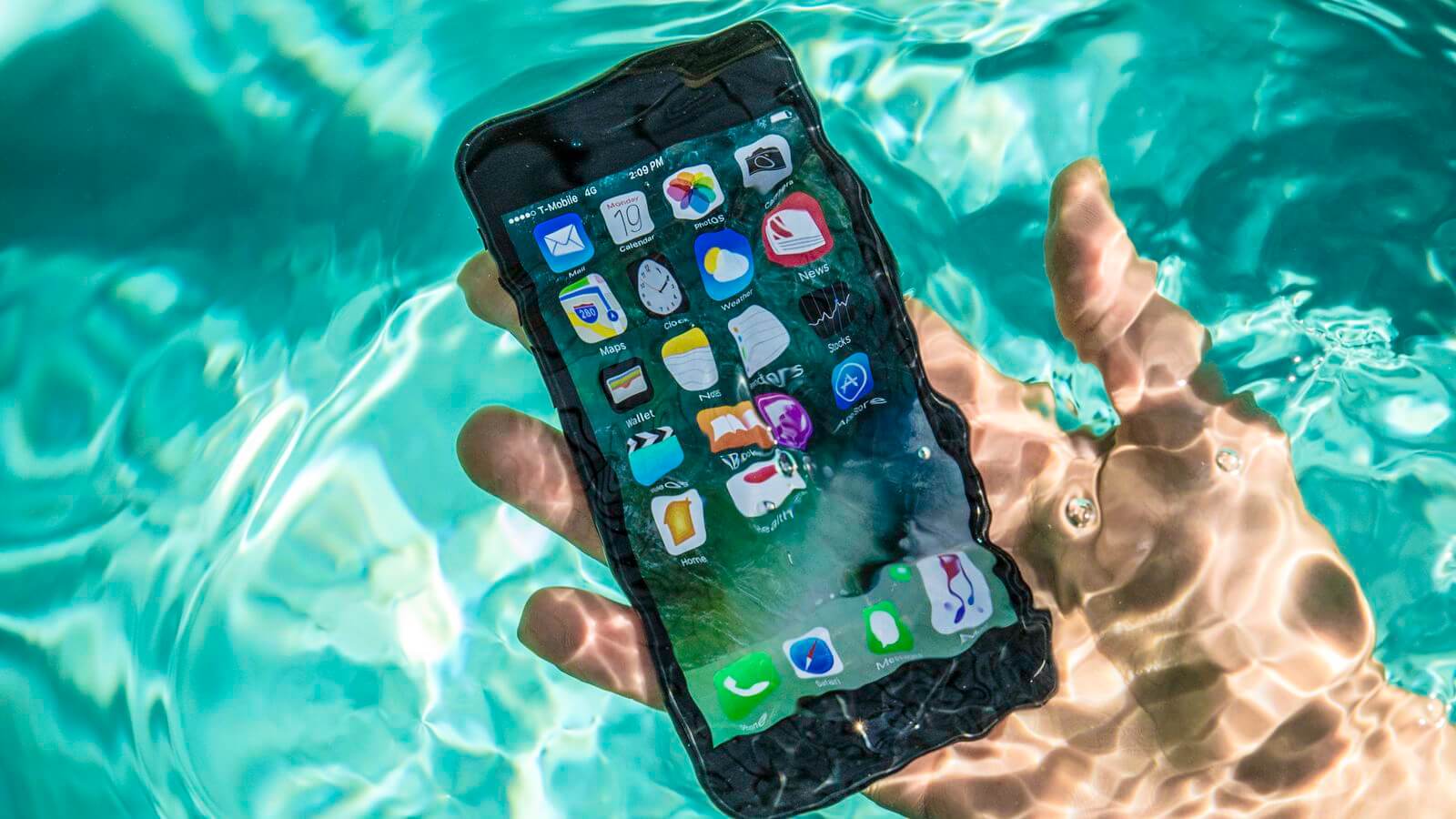 iPhone под водой