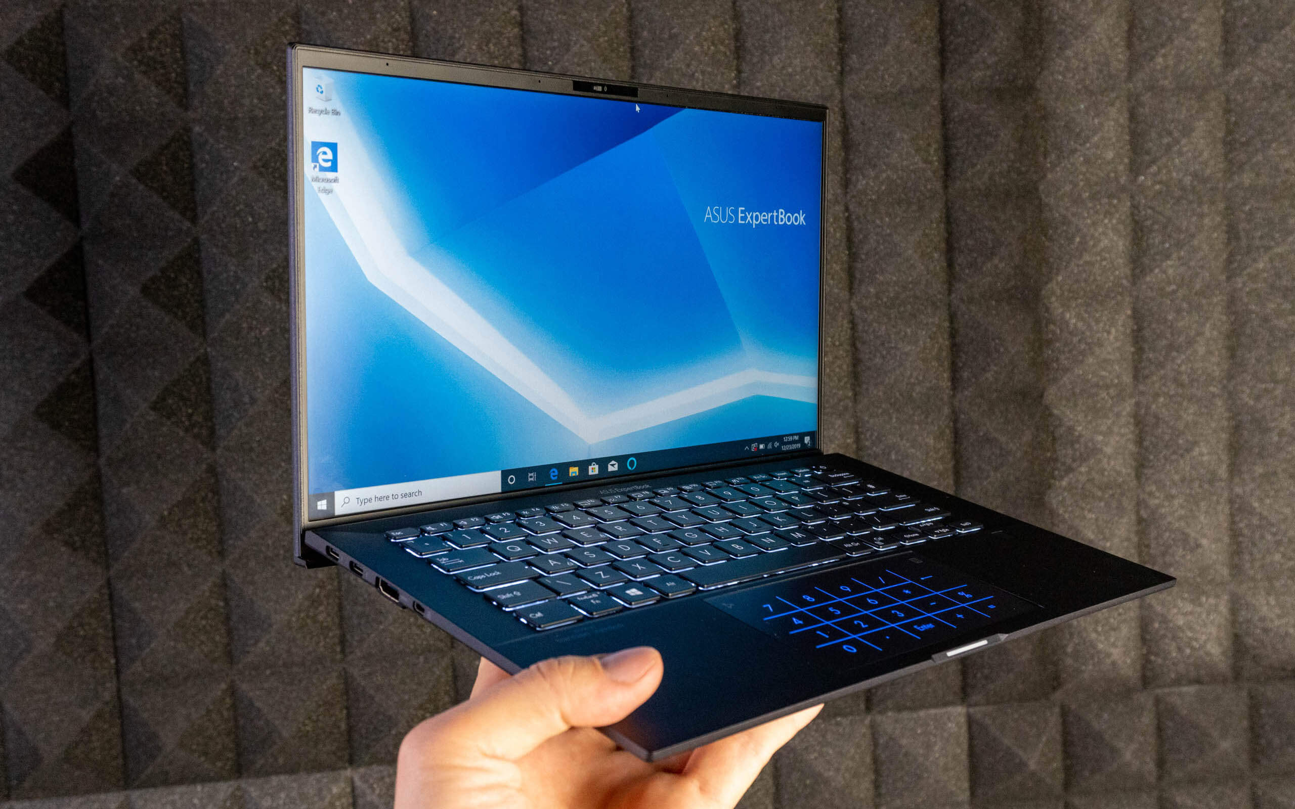 CES 2020: ноутбук ASUS ExpertBook B9450FA весом 990 грамм, работающий до 22 часов