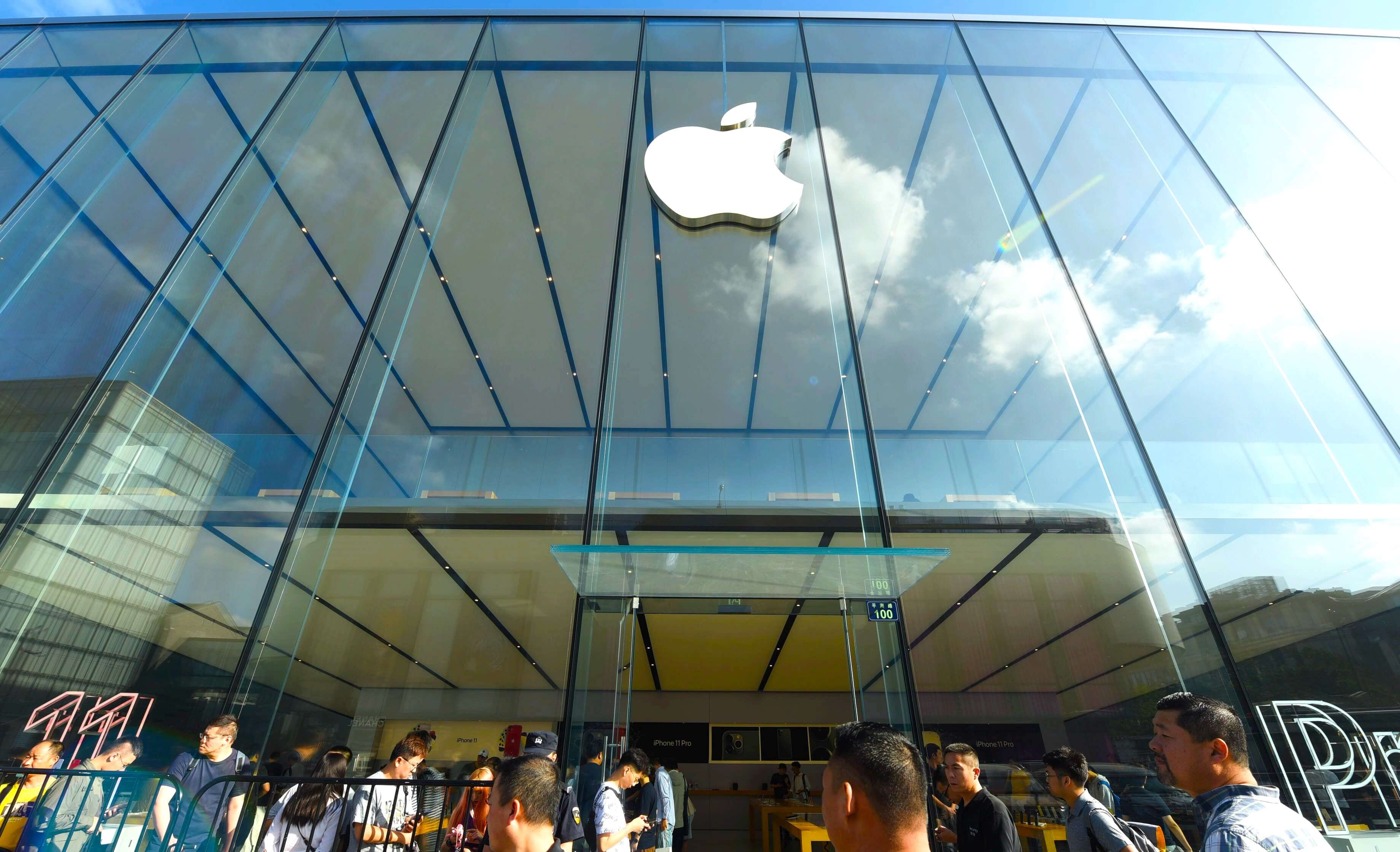 Apple сняла запрет на покупку больше двух iPhone в одни руки