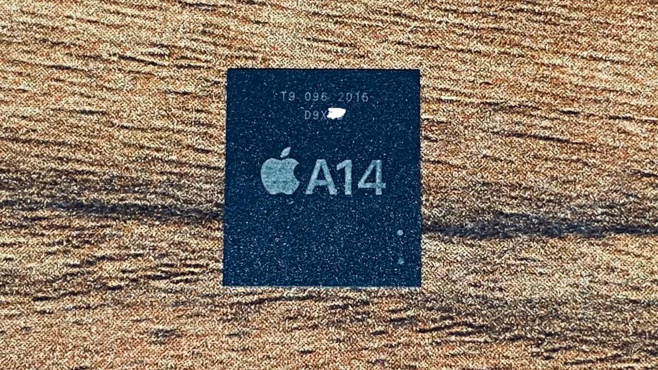 Фото чипсета Apple A14 и сравнение вырезов iPhone 12 и 11 Pro