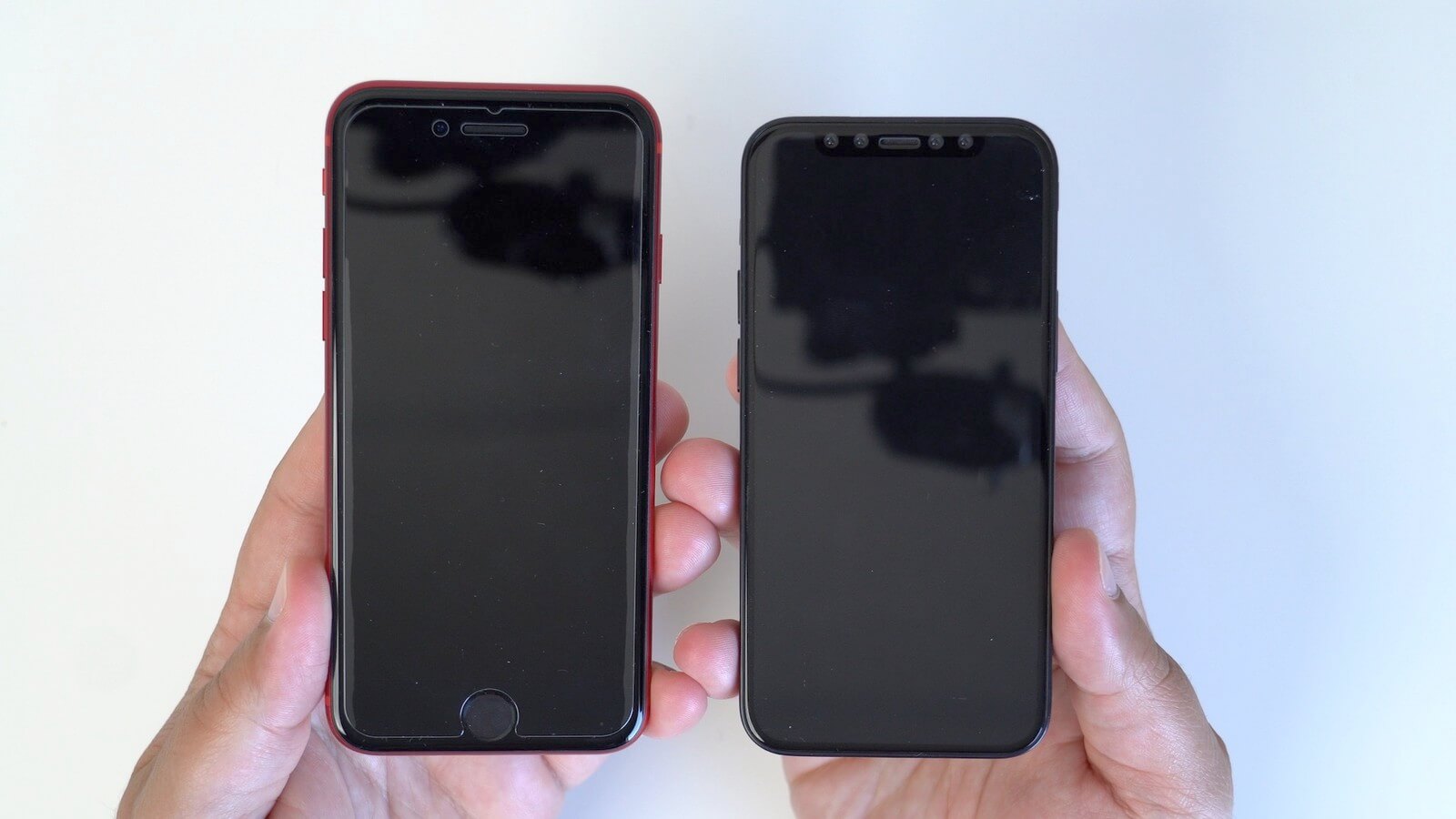‌iPhone 12 справа в сравнении с iPhone SE 2020