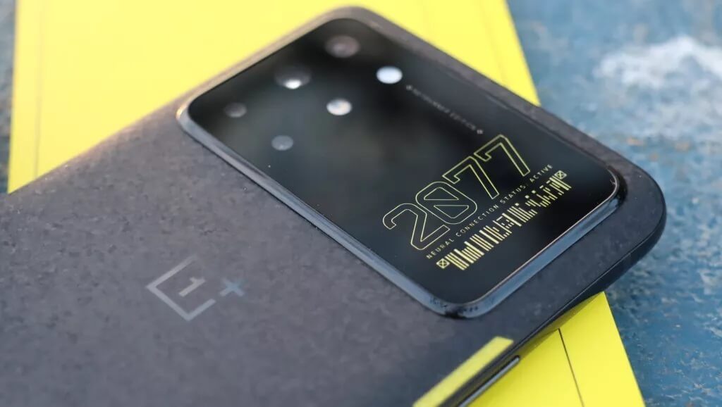 Смартфон OnePlus 8T Cyberpunk 2077 Limited Edition показали вживую
