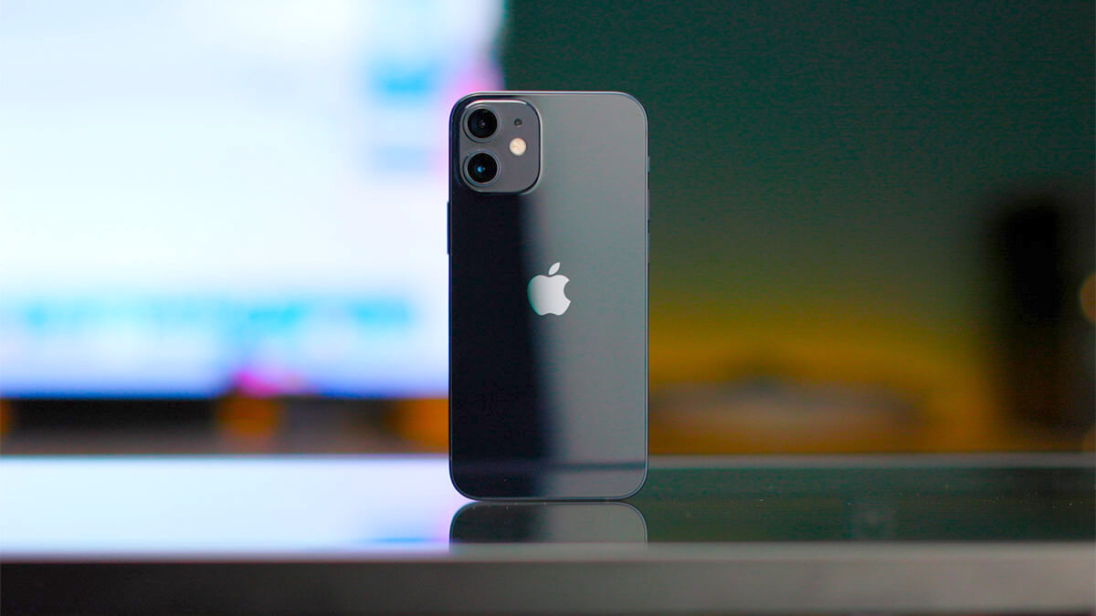 Apple в рекламе выдаёт iPhone 12 за неубиваемый смартфон