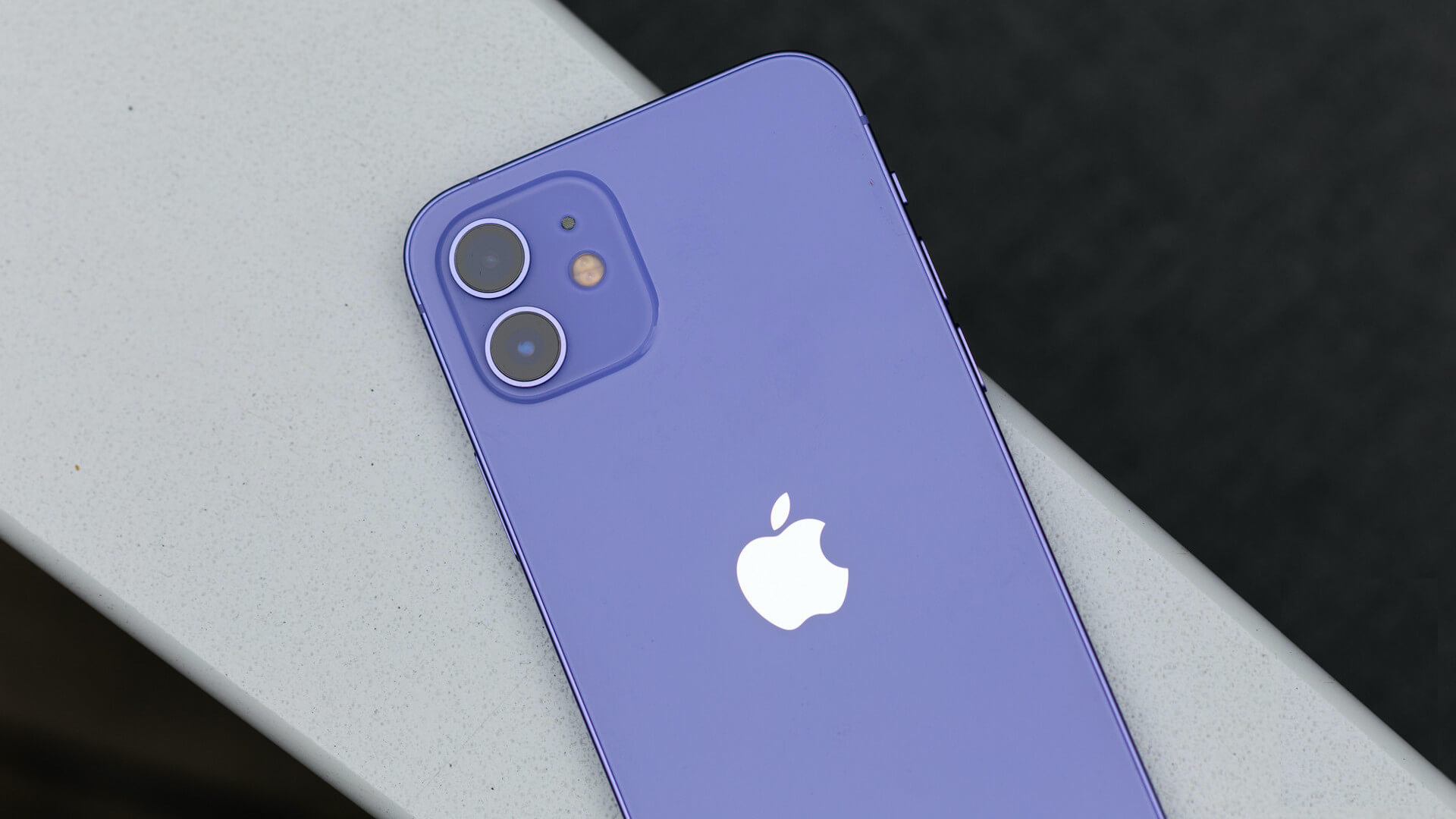 Фиолетовый iPhone 12