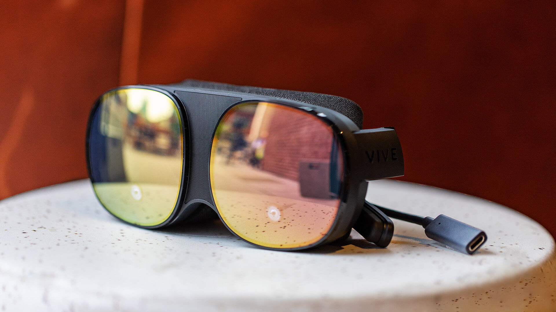 HTC представила VR-очки Vive Flow весом 189 грамм