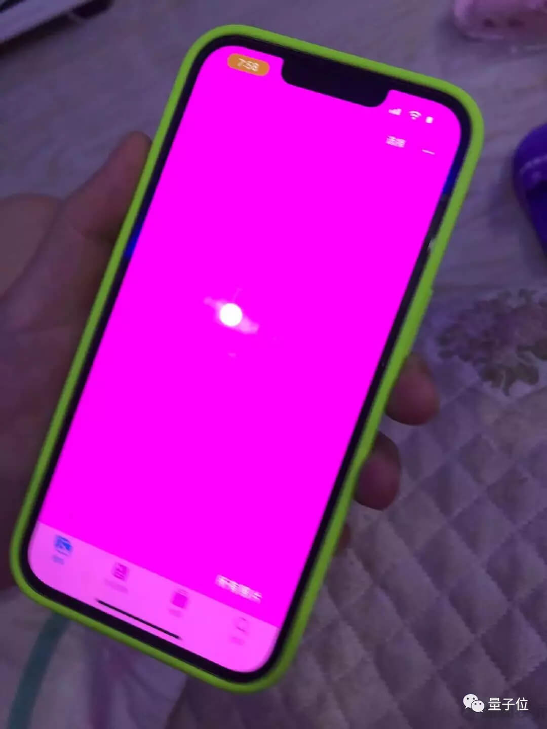 Владельцы iPhone 13 жалуются на розовый экран