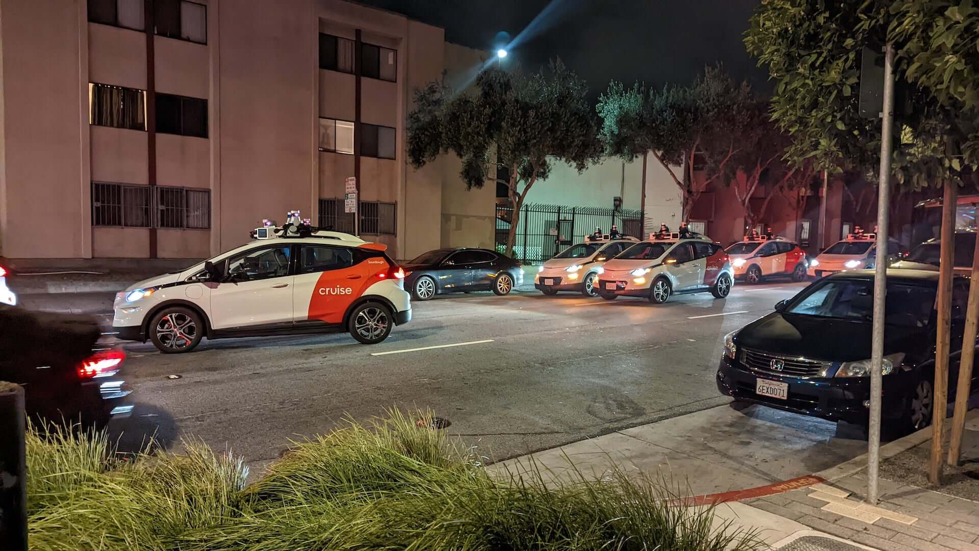 Беспилотные такси заблокировали движение в Сан-Франциско
