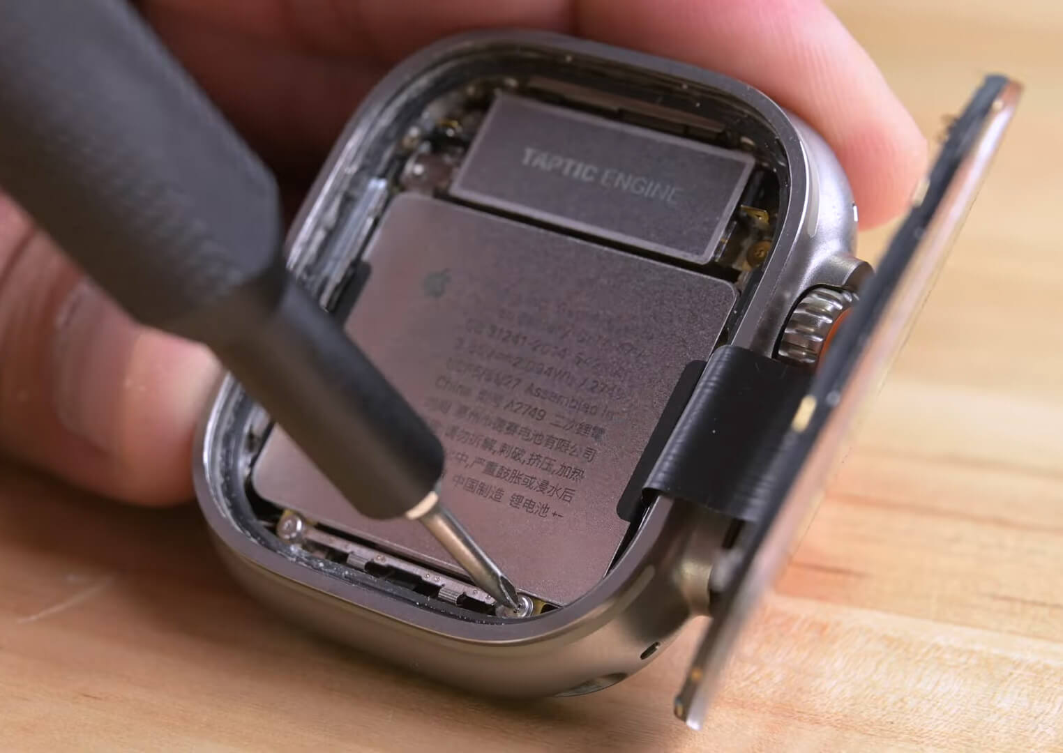 iFixit повредили дисплей Apple Watch Ultra при попытке разобрать часы