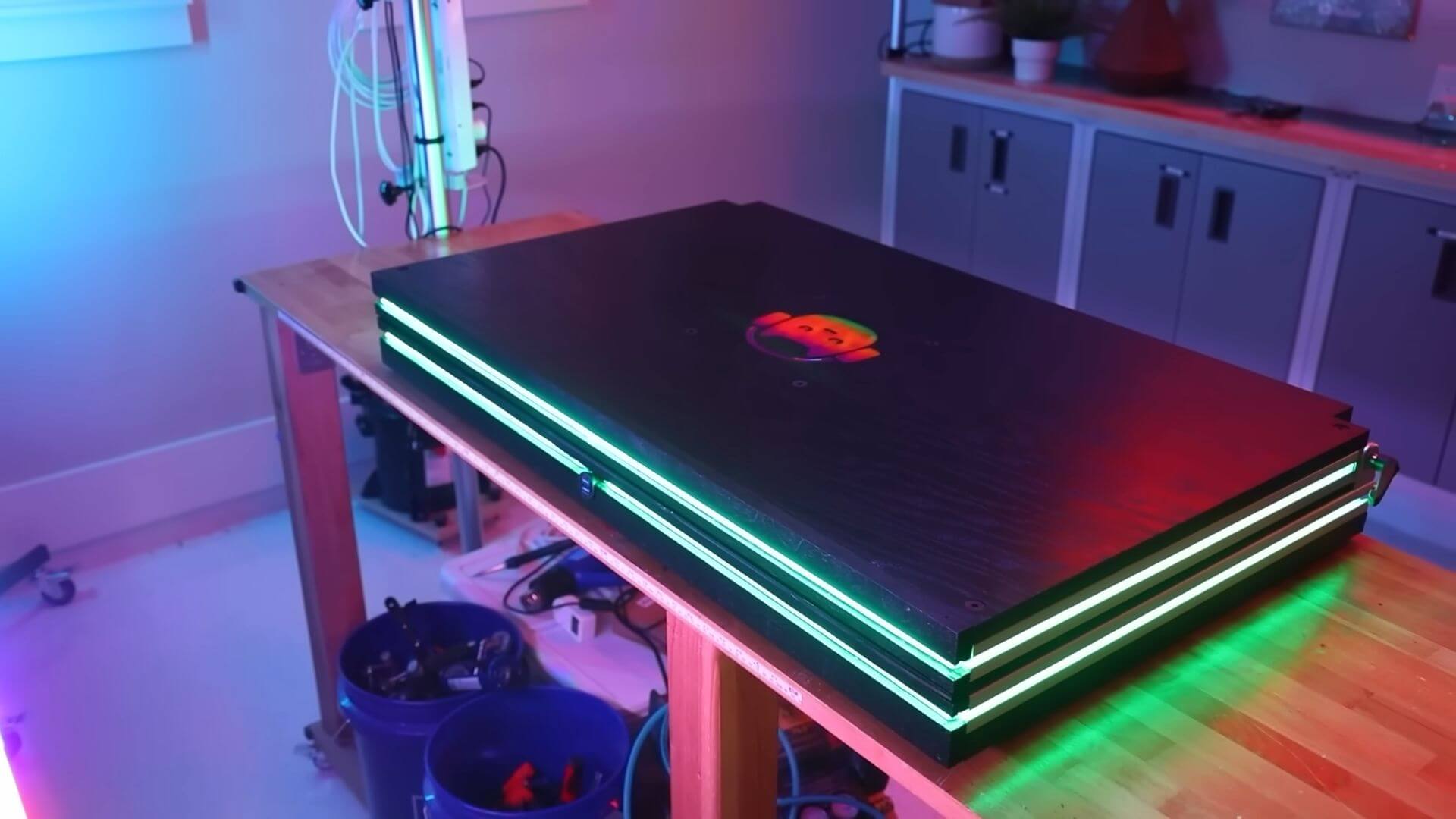Ютуберы создали игровой ноутбук с 43-дюймовым дисплеем и весом 45 кг