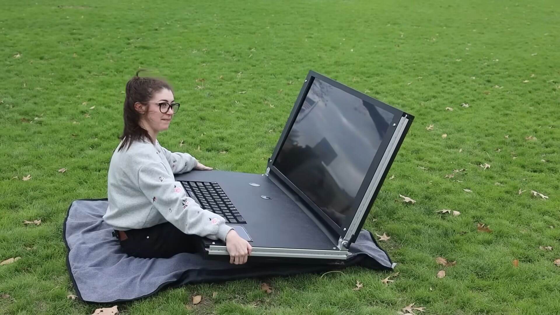 Ютуберы создали игровой ноутбук с 43-дюймовым дисплеем и весом 45 кг