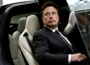Илон Маск протестовал автопилот в прямом эфире – Tesla чуть не проехала на красный свет