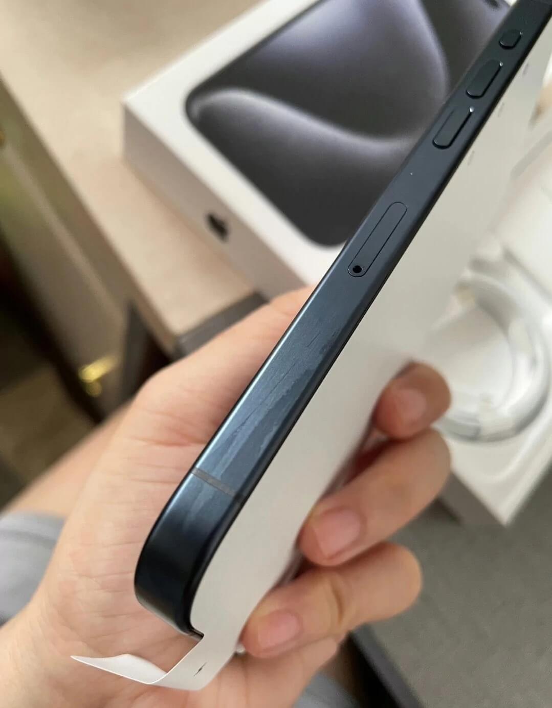 Титановый iPhone 15 Pro Max легко ломается руками и  облезает из коробки