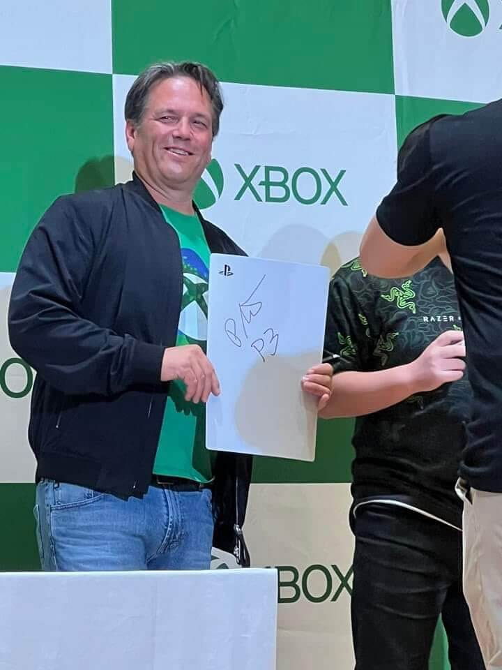 Фанат попросил Фила Спенсера оставить ему автограф на PlayStation 5