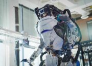 Робот Boston Dynamics освоил работу на автомобильном производстве