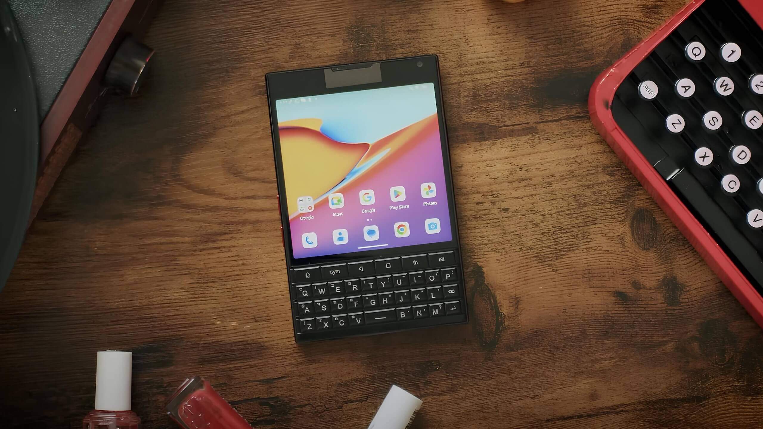 Unihertz Titan 2 – квадратный смартфон с QWERTY-клавиатурой и двумя дисплеями