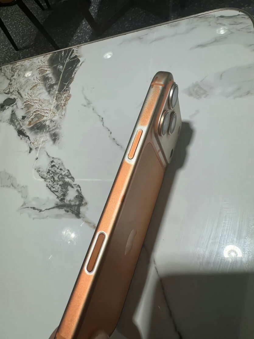 Краска на оранжевых iPhone 17 Pro стирается влажными салфетками Краска на оранжевых iPhone 17 Pro стирается влажными салфетками