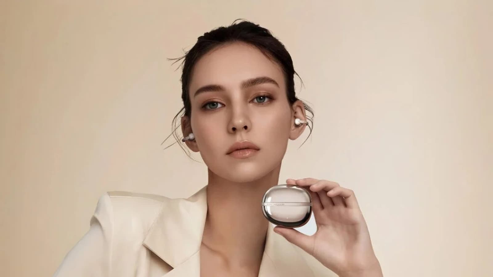 Представлены Edifier Auro Clip – TWS-наушники с ИИ-переводчиком и автономностью 35 часов