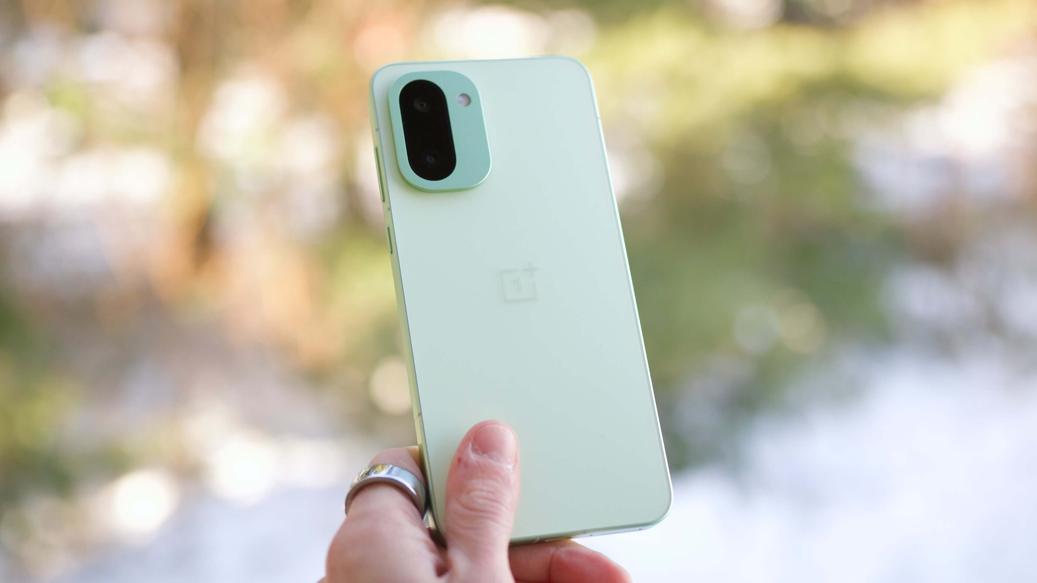 Выпущен OnePlus 15R – первый глобальный смартфон на Snapdragon 8 Gen 5