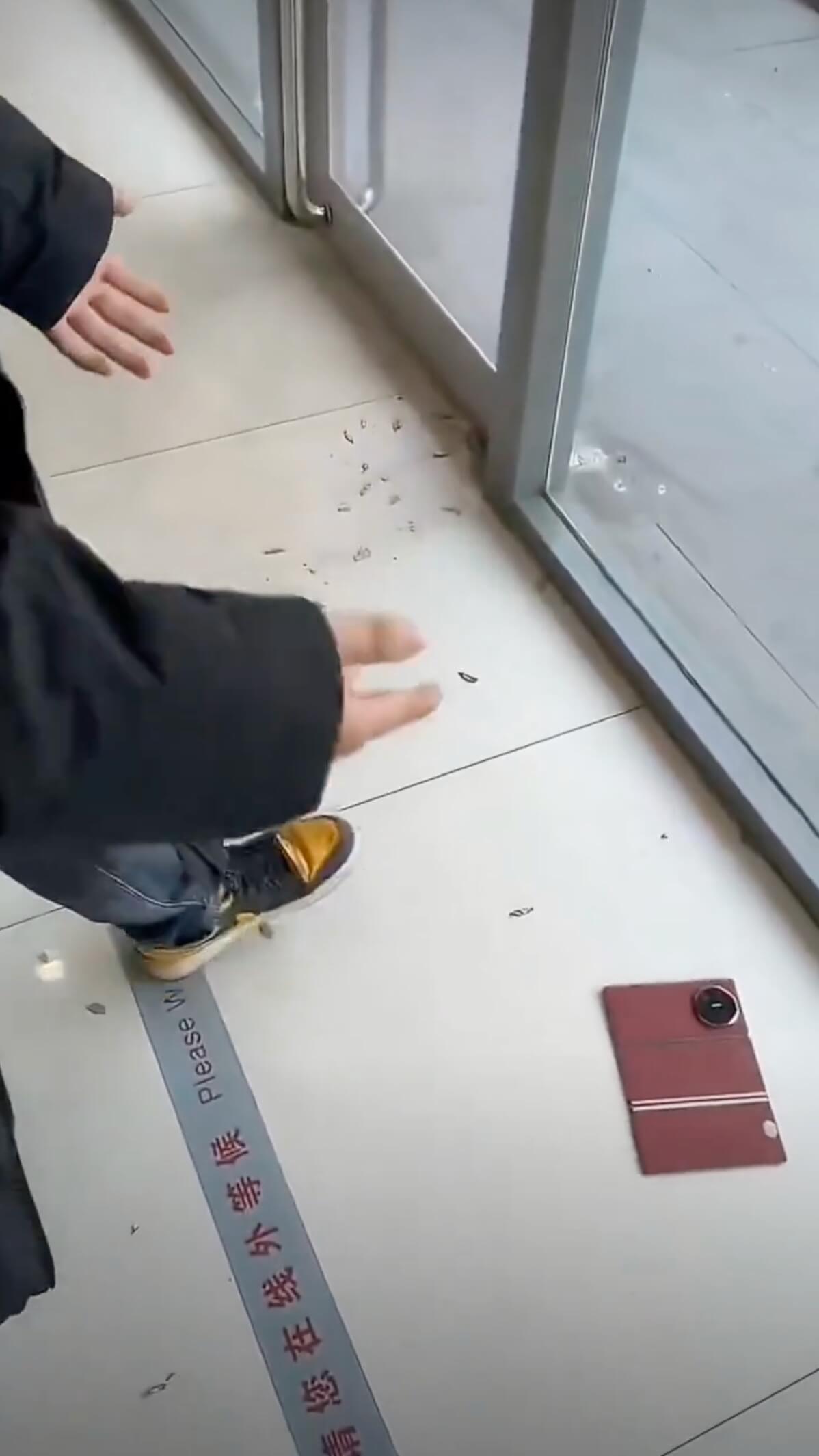 Складной Huawei Mate XT проверили на прочность