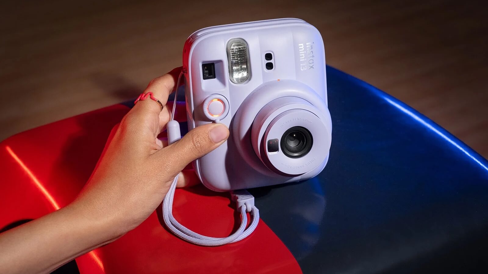 Fujifilm представила камеру Instax Mini 13 с мгновенной печатьют
