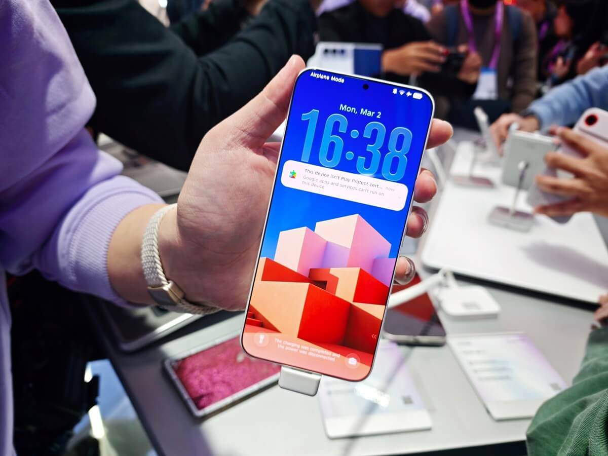 Tecno показала цельнокерамический Slim 2 на MWC 2026