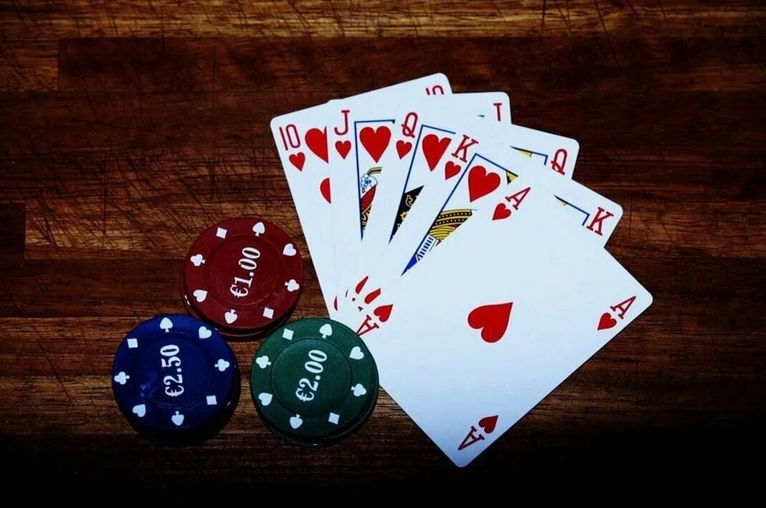 Роял-флеш на червах, собранный в пятикарточном дро – разновидности покера с обменом