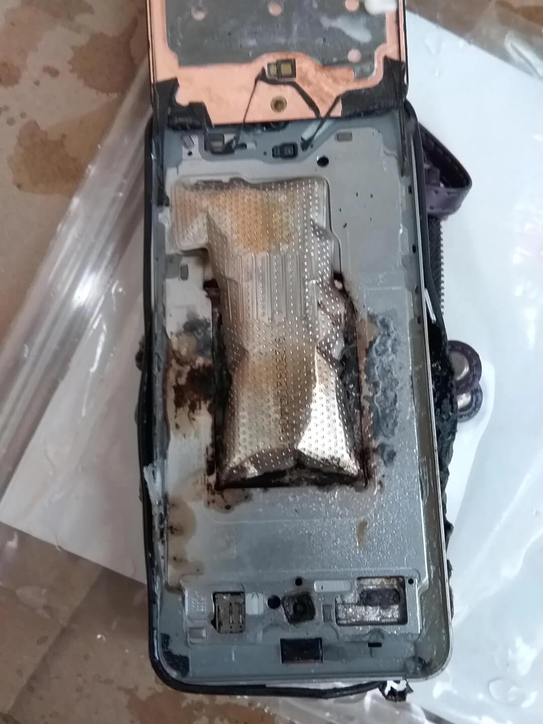 Samsung Galaxy S25 FE взорвался Samsung Galaxy S25 FE взорвался