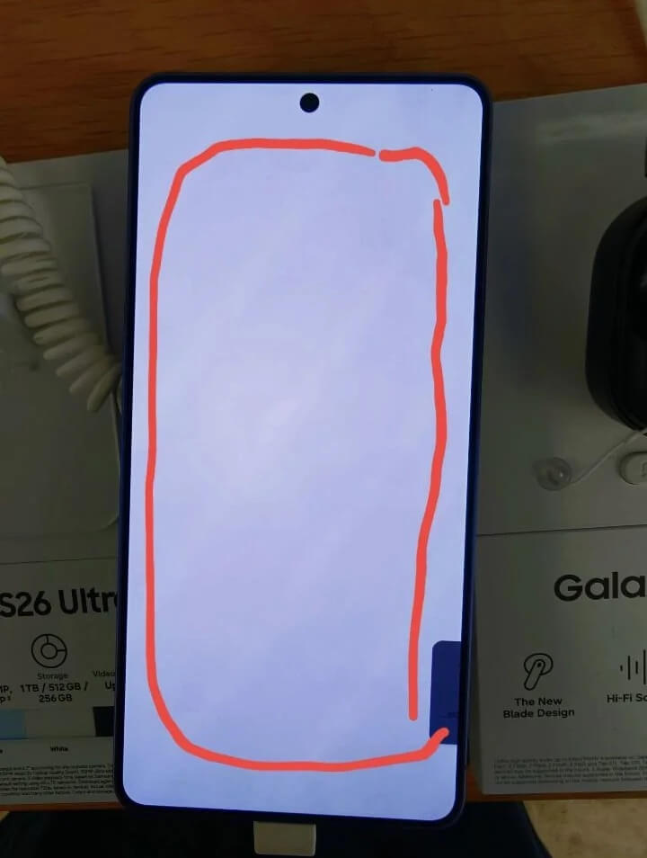 Экран Galaxy S26 Ultra краснеет Экран Galaxy S26 Ultra краснеет