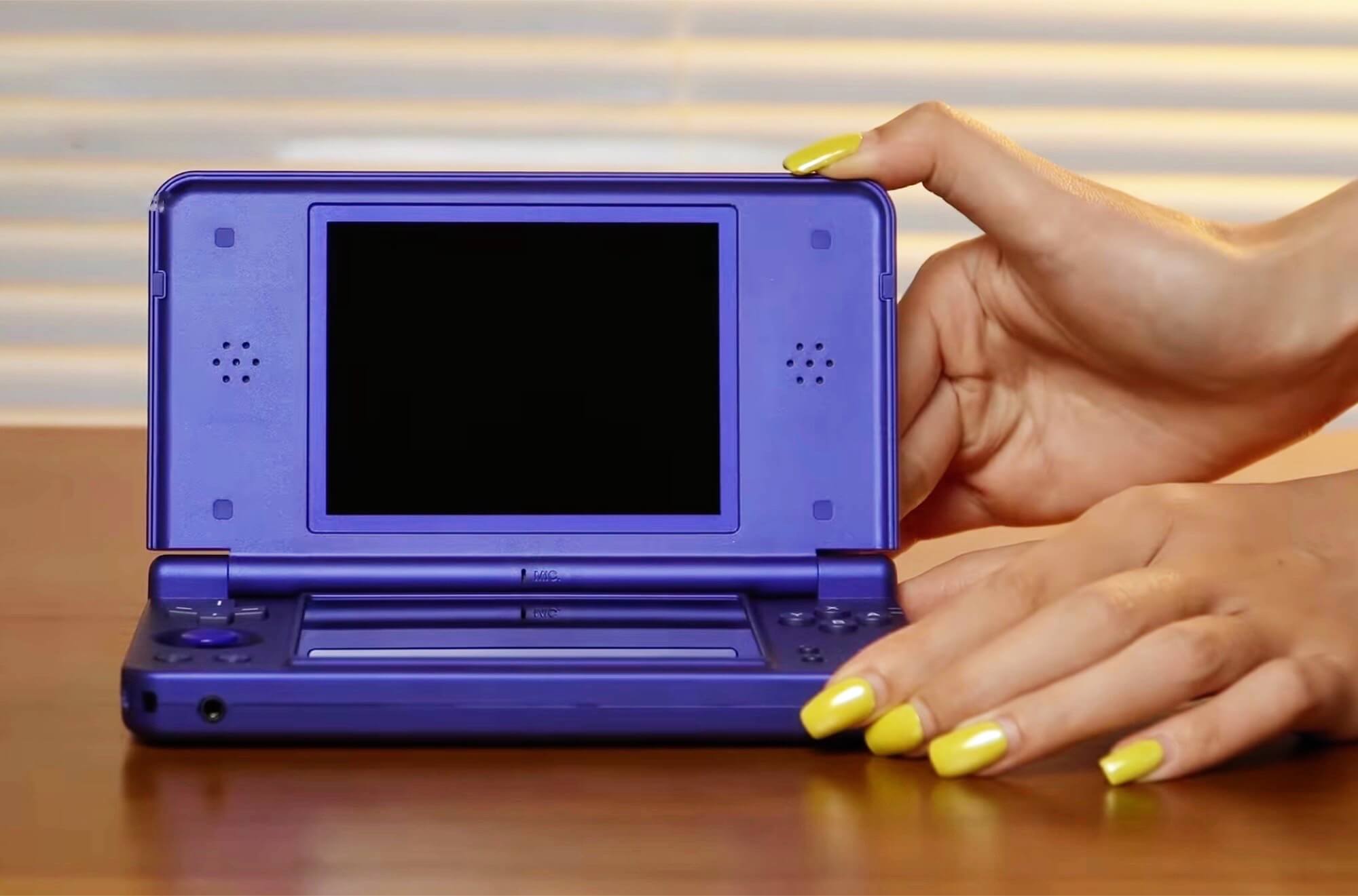 Anbernic представила портативную консоль RG DS Plus для игр с Nintendo DS