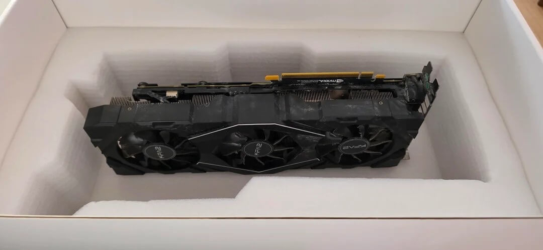 Купил GeForce RTX 5090 за €3000, а получил рис, макароны и старую видеокарту Купил GeForce RTX 5090 за €3000, а получил рис, макароны и старую видеокарту