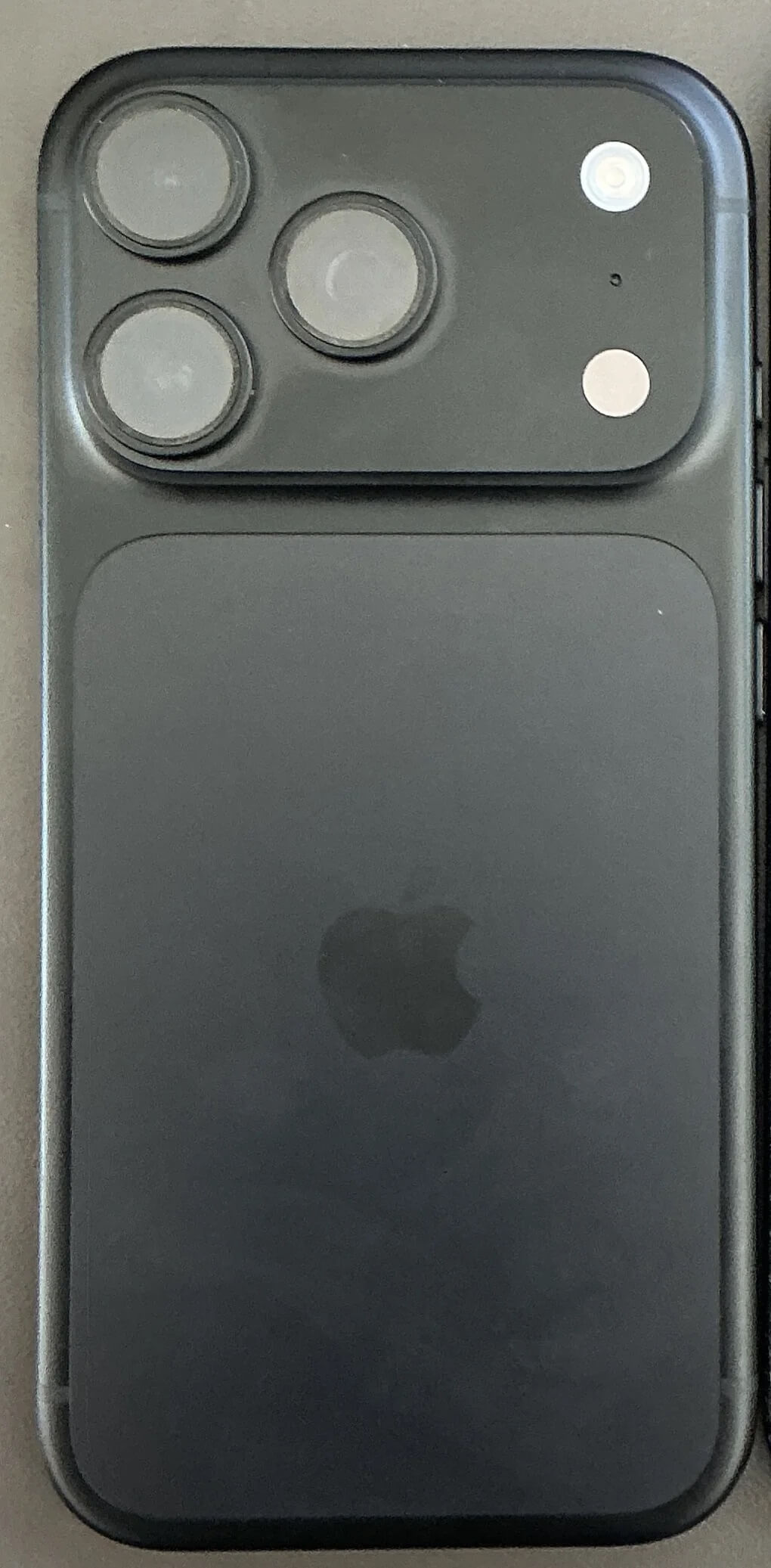iPhone 18 Pro вицвітання фарби iPhone 18 Pro вицвітання фарби