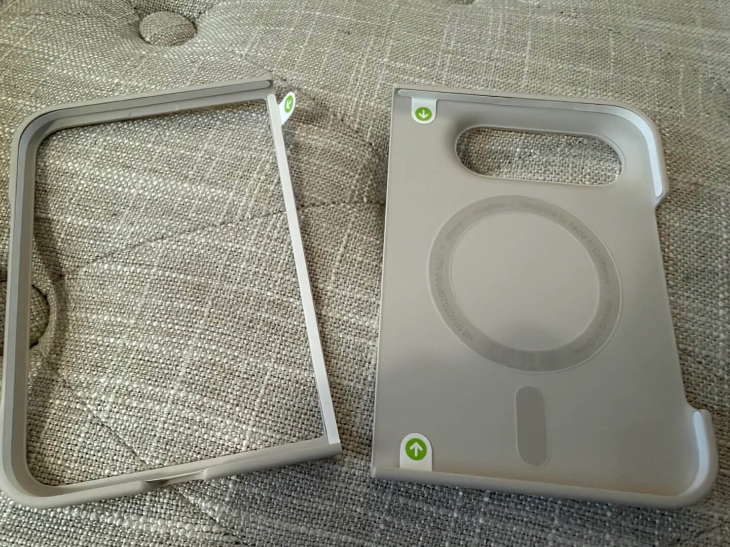 La funda oficial del iPhone Duo, por 79 dólares, se adhiere al teléfono con pegamento