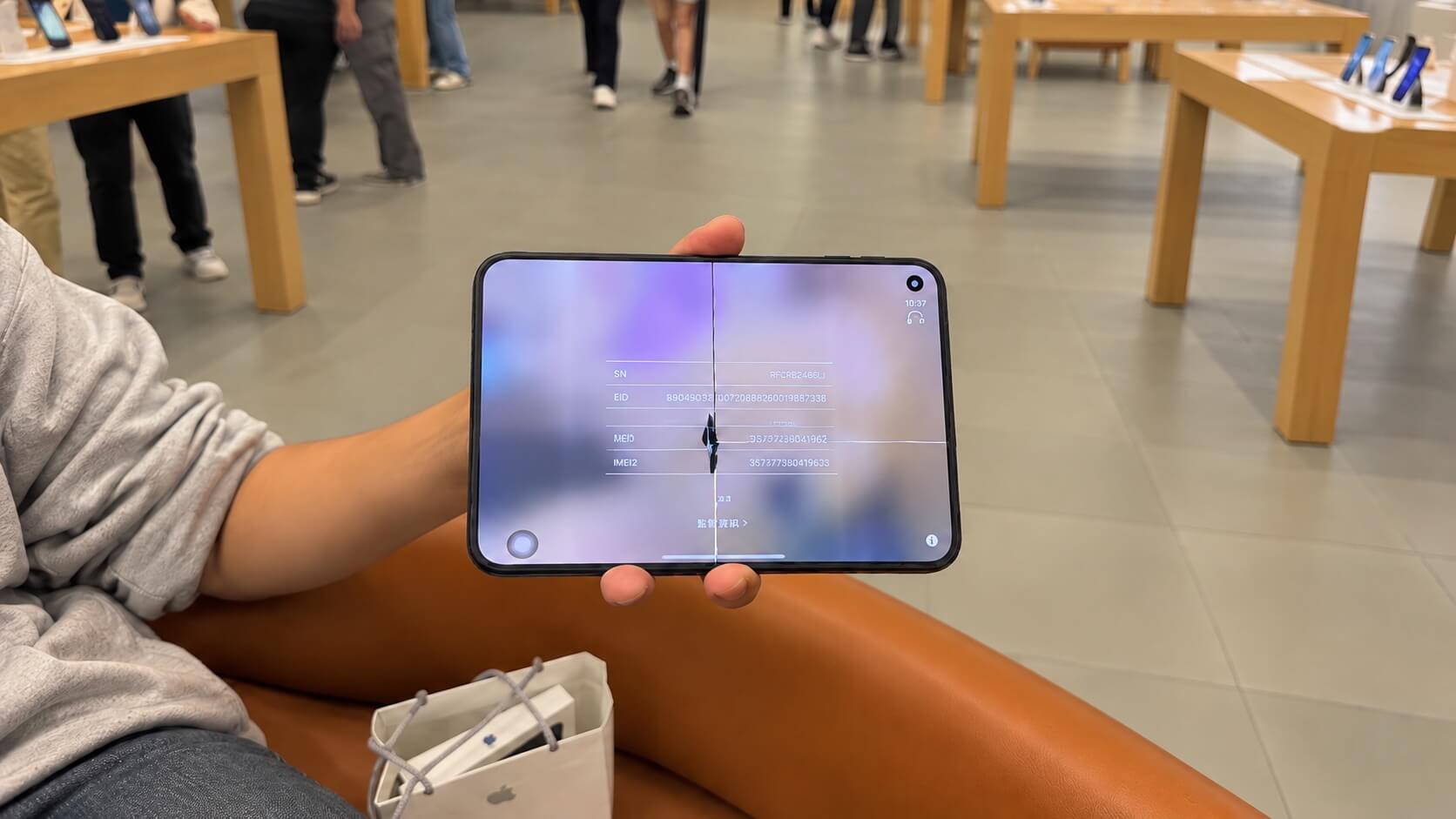 Lo schermo di iPhone Duo si crepa lungo la piega