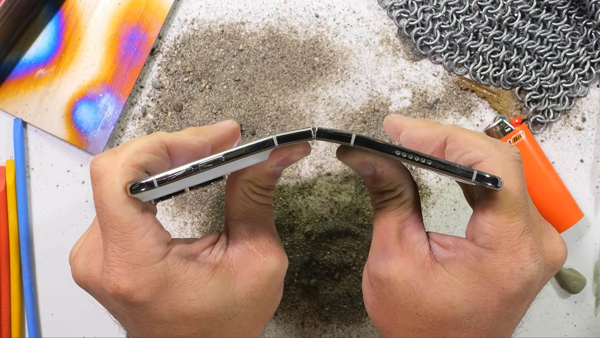 iPhone Duo не прошел тест на прочность от JerryRigEverything