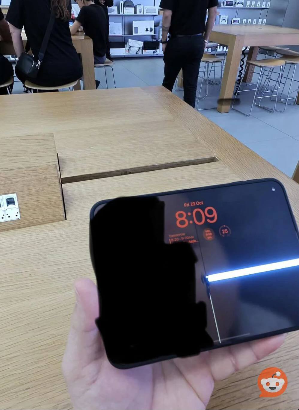В iPhone Duo экран трескается вдоль сгиба