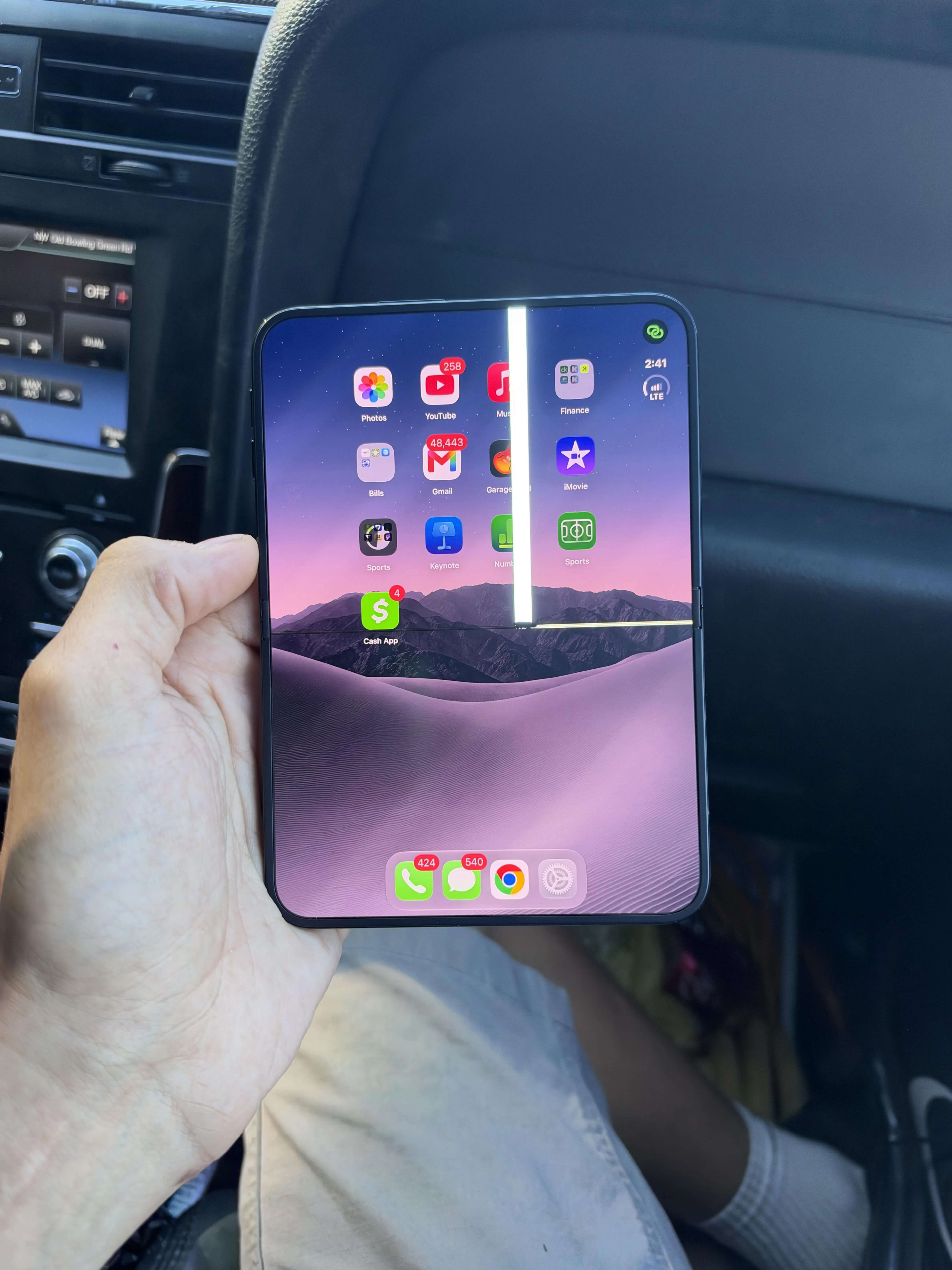 В iPhone Duo экран трескается вдоль сгиба