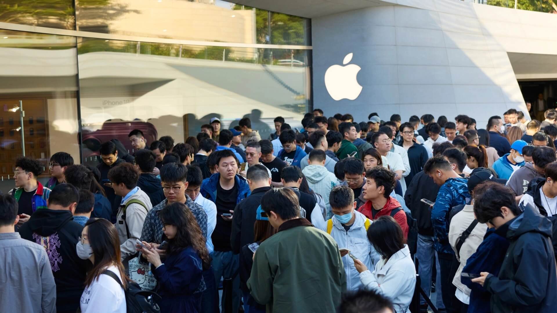 iPhone Duo поступил в продажу – очереди у Apple Store и дефицит на старте