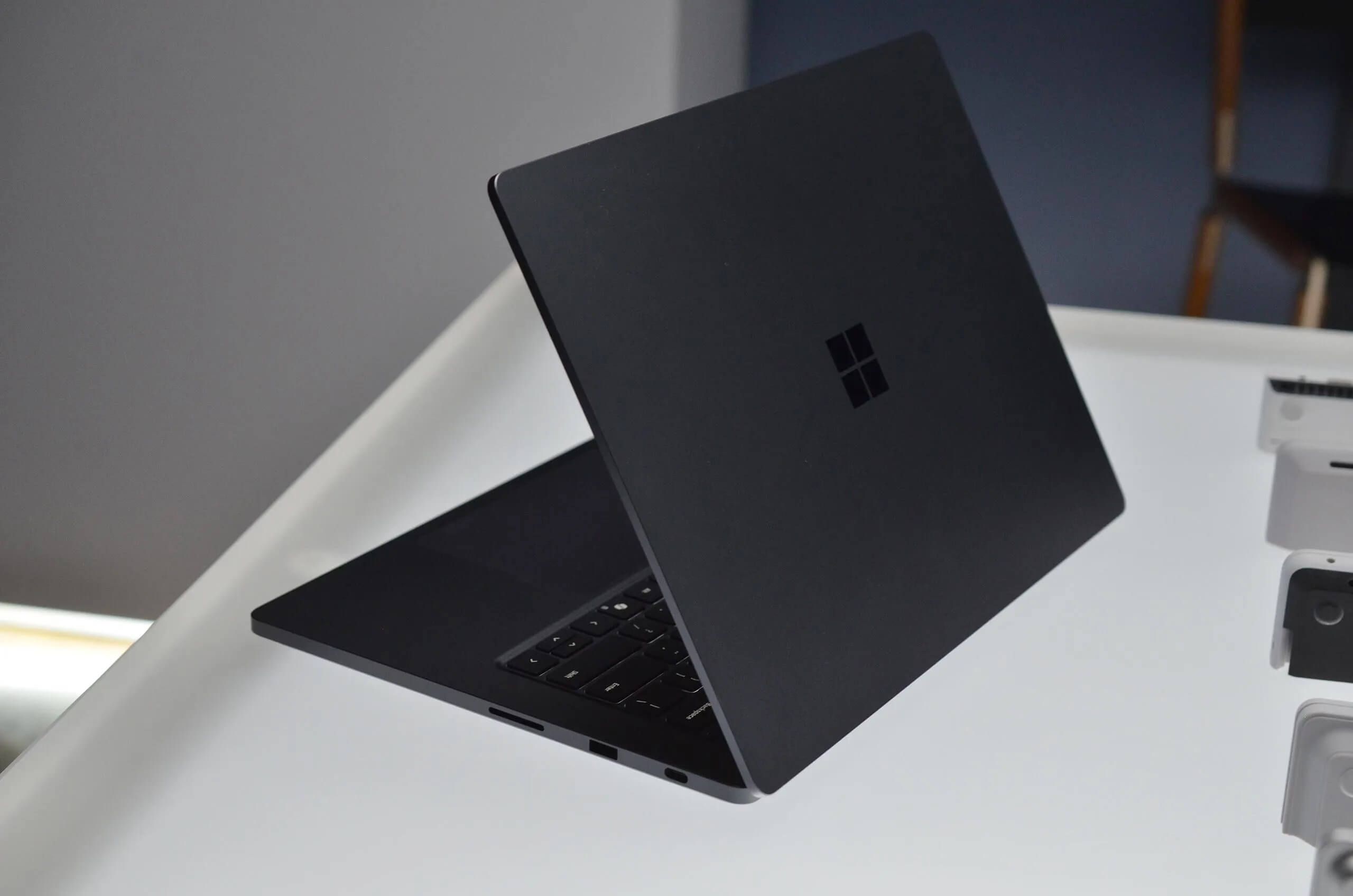 Microsoft выпустила Surface Laptop Ultra на базе RTX Spark